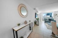 Stylish 2BR With Skyline Views, Free Parking, Sleeps 8 - B&B Miami