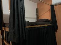 Cama individual en dormitorio compartido de 10 camas