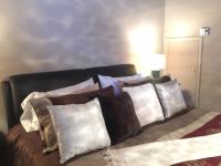 King Suite with Spa Bath and Private Bathroom