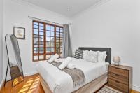Spacious Claremont Home with Pool Fireplace - B&B Cape Town