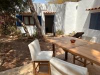 Studio Migjorn, immerso nel verde a pochi passi dal mare - B&B