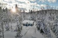Chalet La Chouette with Private Spa Access to Ouareau Forest - B&B