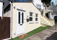 Cute 2 Bedroom House - 10 Min Walk to Woolwich DLR & Elizabeth Line - Netflix - Espresso Machine - Bed and Breakfast