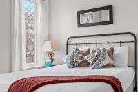 Sojourn Classic DC Rowhouse with Parking - Bed and Breakfast Washington