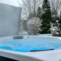 Entire house with Four Bedrooms, Hot Tub, BBQ, Private Backyard, FREE WiFi and Parking, near Seattle, EV - Chambres d'hôtes Lynnwood