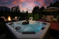 Entire house with Four Bedrooms, Hot Tub, BBQ, Private Backyard, FREE WiFi and Parking, near Seattle, EV - B&B Lynnwood