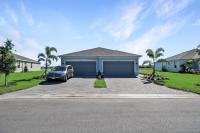 Stylish lakefront villa with all of the amenities - Near Beaches - Hibiscus Haven - Chambres d'hôtes Englewood