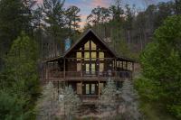 3BR Cabin with views, hot tub, fishing pond, and game room - B&B