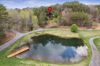 Cozy Cabin with views, hot tub, fishing pond, and game room - Chambres d'hôtes Sevierville