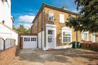 Spacious 5-Bedroom 2-Bath Home in Stanwell - B&B Stanwell