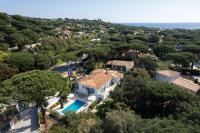 Luxury family villa with large pool, garden & outdoor dining near beach, Domaine l'Oiseau Bleu in Sainte-Maxime - B&B Sainte-Maxime