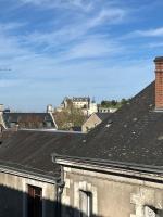 T2 Centre ville avec vue sur le Château Royal et place de parking privée - B&B