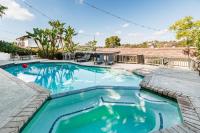 5BR Oasis with Pool, Arcade, Sauna - B&B La Mesa