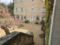 Habitación con cama grande y vistas al jardín