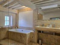 Zimmer mit Queensize-Bett und Gartenblick