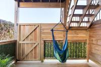 Jennifer's Walkable Private Apartment Getaway with Relaxing Deck - B&B
