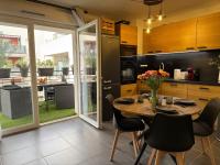 Charming 2-room apartment in Lavandou, terrace, parking, air conditioning - Bed and Breakfast