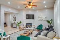 8 Mi to Beach Park Bakersfield Gem with Yard! - B&B Bakersfield