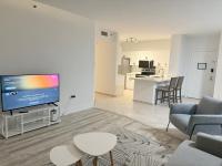 Yacht Club Aventura 2 BR 2 Bath with Free Parking - Chambres d’hôtes Aventura