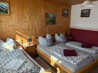 Deze driepersoonskamer heeft een gedeelde badkamer.