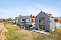 Luxurious newly built villa with patio and private parking - Bed and Breakfast Sigtuna