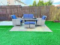 Super luxury 2 bedroom, full house sleep 5 with garden & parking close to airport - B&B Elderslie
