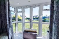 Modern 1BR Apartment in Whitefield, Manchester with Private Parking - Chambres d’hôtes Whitefield