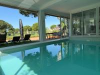 Logement de Prestige avec piscine Vue sur le Golf de la Grande Motte - Bed and Breakfast