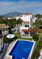 Stunning and luxury Villa in Marbella-Atalaya - 250m to GC Atalaya, 2x 18 holes and very close to the beach of San Pedro de Alcántara and Puerto Banus or Puente Romano - Chambres d'hôtes Estepona