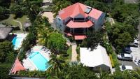 LAKAZ DEL SOL - Modern and elegant apartments with luxurious garden, pool and barbecue area - Tourism Permit Certified - B&B