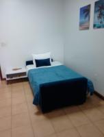 Zimmer mit Queensize-Bett und Poolblick