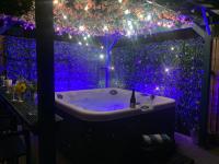 Tower Suites - HOT TUB sleeps 14 - B&B