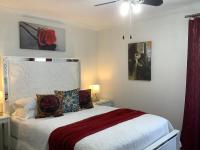 Zimmer mit Queensize-Bett und Balkon
