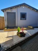 Chalet close to Heathrow T5, Windsor Castle, Legoland, Thorpe Park, with off road parking, free Wifi, private garden, spacious & fully equipped, cozy wood burner & comfy sofa, ideal for exploring London with trains to Waterloo, a beautiful unique retreat - B&B