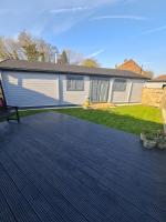 Chalet close to Heathrow T5, Windsor Castle, Legoland, Thorpe Park, with off road parking, free Wifi, private garden, spacious & fully equipped, cozy wood burner & comfy sofa, ideal for exploring London with trains to Waterloo, a beautiful unique retreat - Chambres d'hôtes Colnbrook