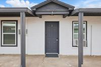 Modern 2BR Unit Hot Tub - Bed and Breakfast Haltom City