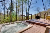 Deck and Fire Pit Mtn-View Cabin in Rabun Gap - B&B