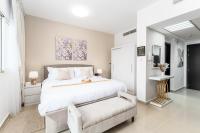 Smart Home with Alexa Near Yas and Airport with Pool - Chambres d'hôtes Abou Dabi