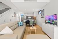 8L Abnb-Style 3BR Home with Courtyards, Steps to Train and Mall - Ferienwohnung Lindfield