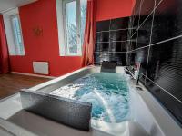 Studio Chic N2 avec Jacuzzi & Projecteur - Chambres d’hôtes