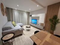 Modern 3BD Apartment with Spacious Balcony & Outside Furniture - Marsalforn Bay - Chambres d'hôtes Marsalforn