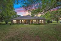 Cajun Stays Cozy 3BR Ranch Near Lafayette with WiFi and Parking - Bed and Breakfast Broussard