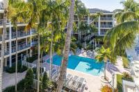 Serene Waterfront 2BR 2BA with Intracoastal Views, Pool, Balcony, Parking - Chambres d’hôtes Boca Raton