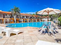 Casas com 2 suítes (ambas com ar split) e internet privativa 300MBPS, no Residencial Village do Bosque, condomínio com quiosques com churrasqueiras , piscina, sauna portaria 24hrs, a aproximadamente 200m da praia de Taperapuã Axé Moi - B&B Porto Seguro