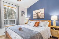 Scenic 2BR Haven with MTN Views Near DT Banff - B&B Canmore