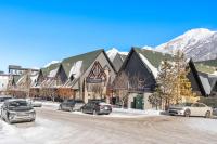 2BR Mystic Springs Escape with BBQ, Pool, Hot tub - B&B Canmore