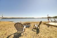Deck and Scenic Views Lakefront Cottage in Hale! - Chambres d’hôtes
