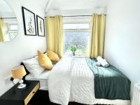 3 bedroom entire house sleeps 8 twin beds near Coventry University City Center driveway Parking - B&B Coventry