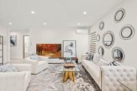 Stylish New Home Bright Modern & Fully Stocked - Bed and Breakfast West Covina