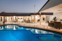 Luxury Mooloolaba Retreat with Spa & Pool - B&B Mooloolaba